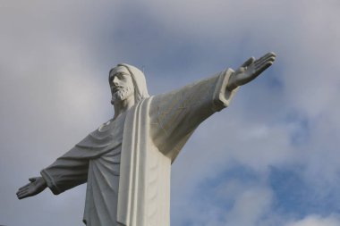 Heykeltıraş Otaviano Papaiz tarafından tasarlanan 23 metre yüksekliğindeki Taubate heykelinin resmi. Fotoğraf, uzun boylu figürü manzaraya karşı kollarını açarak, bölgedeki kültürel ve mimari varlığını vurguluyor..