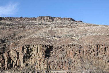 Maupin, Oregon 'un merkezinde. Maupin, Şelale Dağları 'nın doğusundaki çorak arazide..