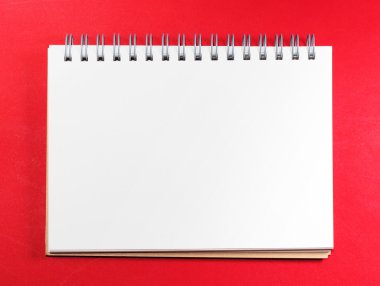 Kırmızı zemin üzerine beyaz boş notun Üstten Görünüm