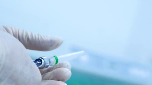 As mãos dos médicos preparam a seringa para injeção. — Vídeo de Stock