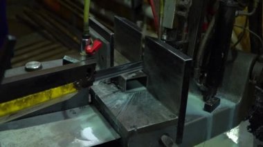 Testere operasyonu. Elektrikli testere.