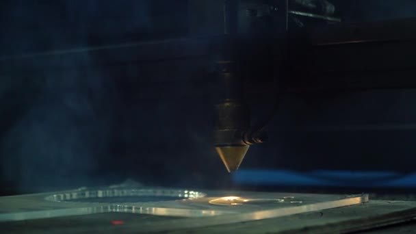 Eine CNC-Lasermaschine schneidet ein Teil aus organischem Kunststoff. — Stockvideo