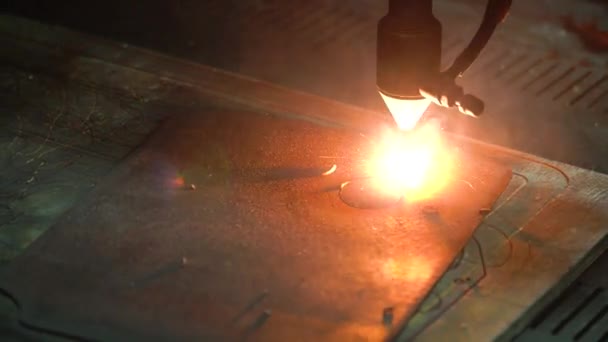 Uma máquina a laser cnc corta uma peça de um pedaço de aço. — Vídeo de Stock