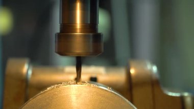 Torna tezgahındaki matkabın yakın çekimi..