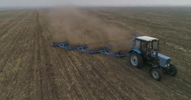 Preparazione semina. Un piccolo trattore coltiva il terreno nel campo. — Video Stock