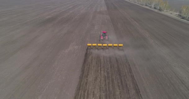 Aussäen. Ein Bauer auf einem Traktor sät eine Ernte aus. — Stockvideo