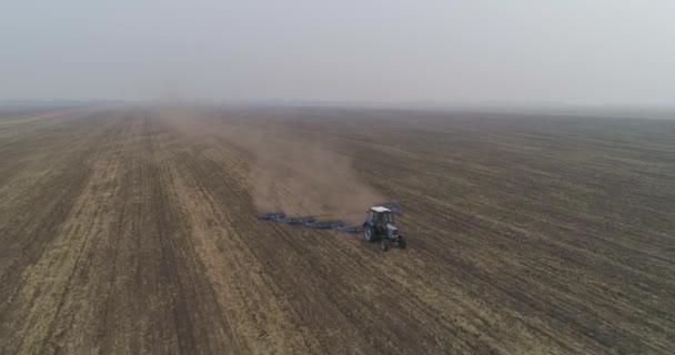 Vetési előkészületek. Egy mezőgazdasági termelő egy kis traktoron termeszti a talajt a mezőn.. — Stock videók