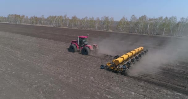 Výsev. Farmář na traktoru zasévá úrodu. — Stock video