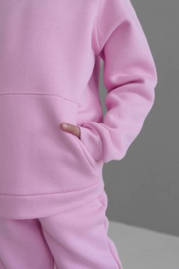 Cebi ve kelepçeleri olan pembe kapüşonlu şort takımı. Sıcak spor giysi kollarının yakın çekimi. Pamuk.