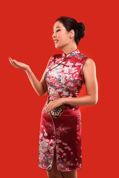 Studioaufnahme schöne sexy asiatische Frau zerebrieren Mondneujahr im chinesischen Stil — Stockfoto