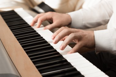Adamın ellerini piyanonun üzerinde oynamak