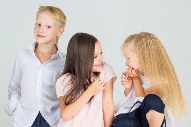 Çocuk konuşma gülmek ve gülümsemek