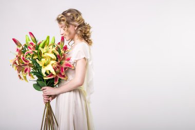 Güzel sarışın bahar kız büyük buket çiçek ile