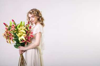 Güzel sarışın bahar kız büyük buket çiçek ile
