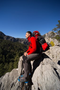 Yaz yürüyüşü dağlarda.