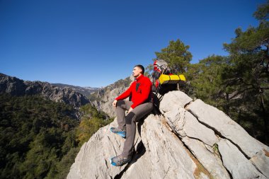 Yaz yürüyüşü dağlarda.