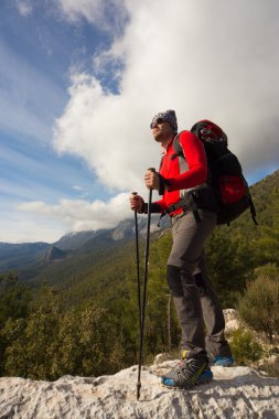 Yaz yürüyüşü dağlarda.