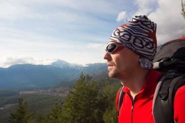 Yaz yürüyüşü dağlarda.