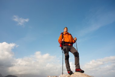 Yaz yürüyüşü dağlarda.