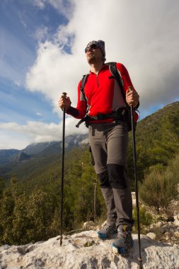 Yaz yürüyüşü dağlarda.