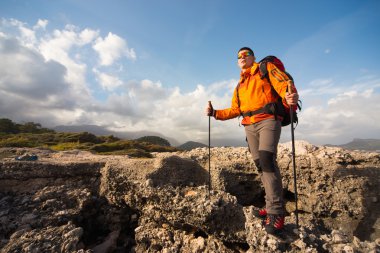Yaz yürüyüşü dağlarda.