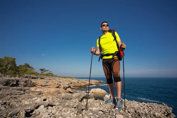 Sommerwanderung entlang der Küste. — Stockfoto