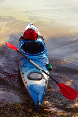 Açık denizde kayık.