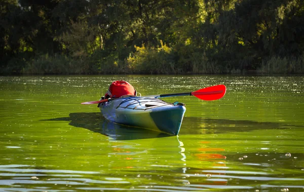 Kayak in mare aperto . — Foto Stock