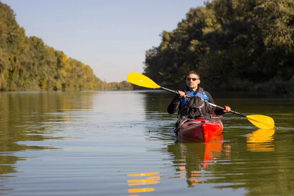 Der Mann paddelt auf dem Fluss. — Stockfoto