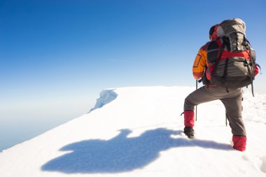 Dağlarda kış yürüyüşü.