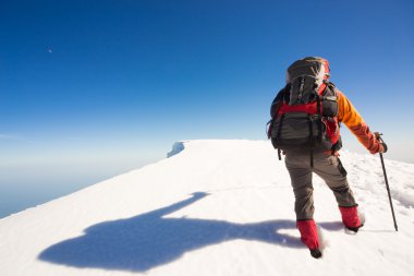 Dağlarda kış yürüyüşü.