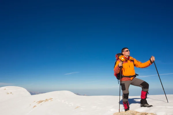 Winterwandelen in de bergen. — Stockfoto