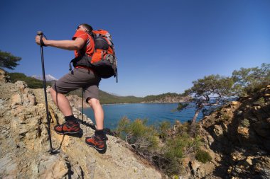 Yaz aylarında bir sırt çantası ile doğa yürüyüşü.