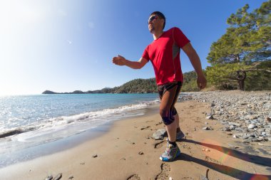 Yaz aylarında çalışan adam.