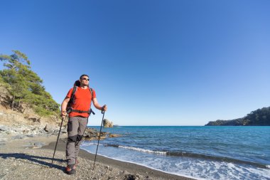 Yaz aylarında bir sırt çantası ile doğa yürüyüşü.
