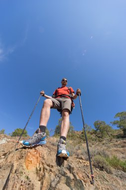 Yaz yürüyüşü dağlarda.