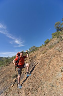 Yaz yürüyüşü dağlarda.