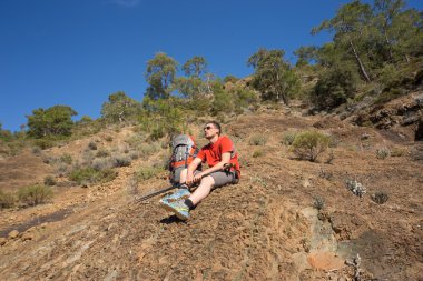 Yaz yürüyüşü dağlarda.