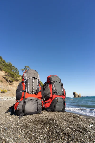 Red backpack on the beach. — Stock Photo, Image