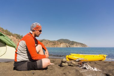 Kıyı boyunca Kano ile seyahat bir adam.