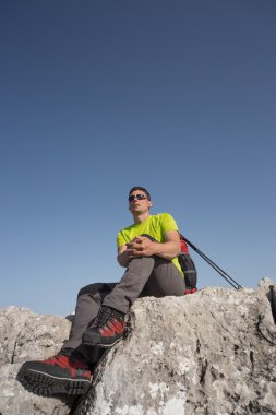 Yaz yürüyüşü dağlarda.