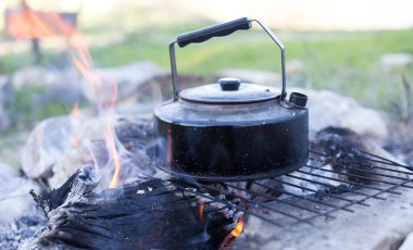 çaydanlığı ateşe.