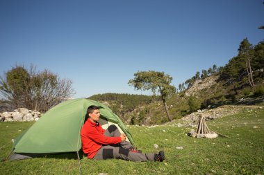 Çadır kamp ile adam.