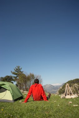 Çadır kamp ile adam.