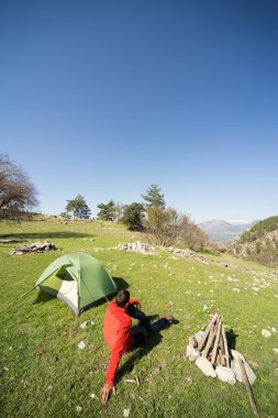 Çadır kamp ile adam.