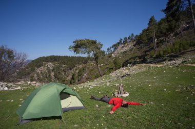 Çadır kamp ile adam.