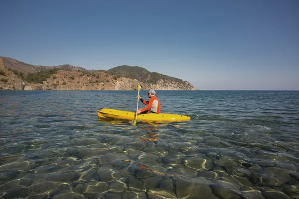 Homme flottant dans le kayak de mer . — Photo