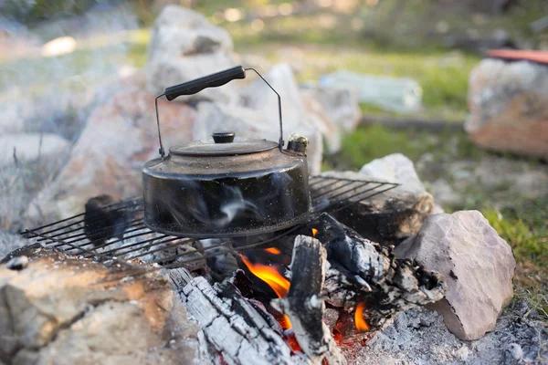 Bollitore sul fuoco . — Foto Stock