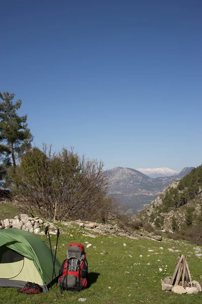 Кемпінг з рюкзаком і наметом у горах . — стокове фото