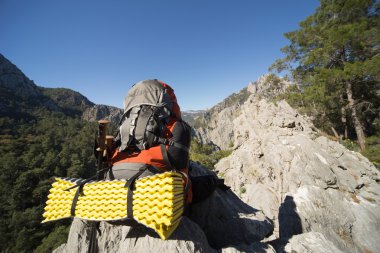 Dağlar arka planda dağlarda yaz güneşli bir günde kamp sırt çantası.
